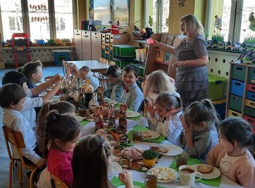 Śniadanie wielkanocne w wieluńskim przedszkolu