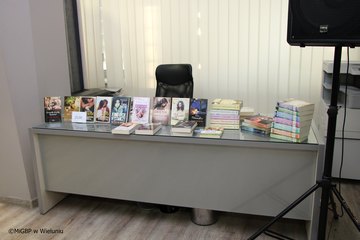Spotkanie z pisarką Edytą Świętek w wieluńskiej książnicy