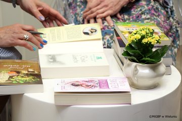 Spotkanie z pisarką Edytą Świętek w wieluńskiej książnicy