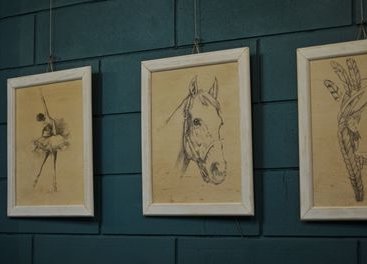 Uczniowie z Gromadzic prezentują swoje prace w Powiatowej Bibliotece Publicznej w Wieluniu