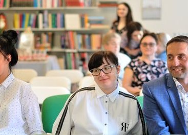 Uczniowie z Gromadzic prezentują swoje prace w Powiatowej Bibliotece Publicznej w Wieluniu