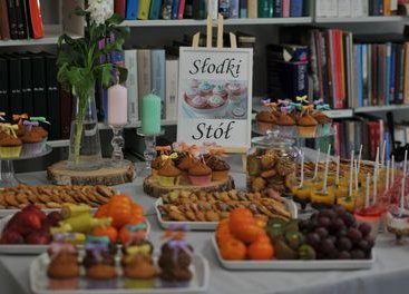 Uczniowie z Gromadzic prezentują swoje prace w Powiatowej Bibliotece Publicznej w Wieluniu