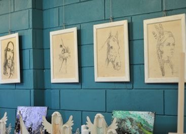 Uczniowie z Gromadzic prezentują swoje prace w Powiatowej Bibliotece Publicznej w Wieluniu