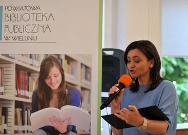 Uczniowie z Gromadzic prezentują swoje prace w Powiatowej Bibliotece Publicznej w Wieluniu