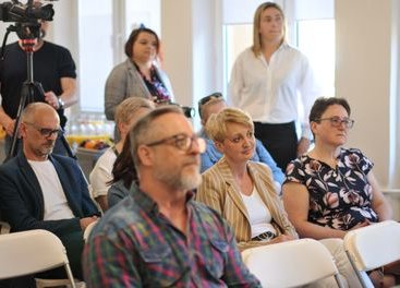 Uczniowie z Gromadzic prezentują swoje prace w Powiatowej Bibliotece Publicznej w Wieluniu