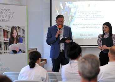 Uczniowie z Gromadzic prezentują swoje prace w Powiatowej Bibliotece Publicznej w Wieluniu