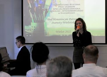 Uczniowie z Gromadzic prezentują swoje prace w Powiatowej Bibliotece Publicznej w Wieluniu