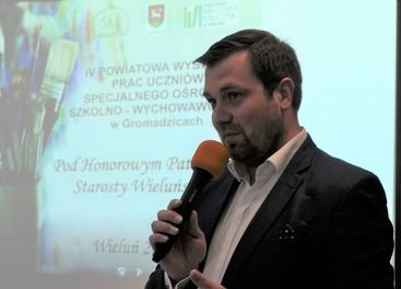 Uczniowie z Gromadzic prezentują swoje prace w Powiatowej Bibliotece Publicznej w Wieluniu