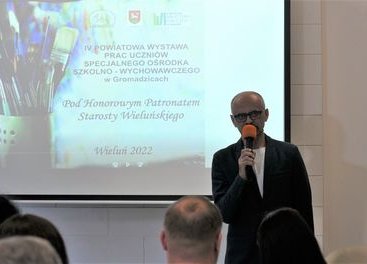 Uczniowie z Gromadzic prezentują swoje prace w Powiatowej Bibliotece Publicznej w Wieluniu