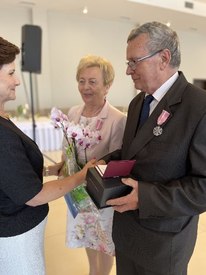 Wieluń: medale za długoletnie pożycie przyznano 42 parom z gminy, kolejna uroczystość jutro