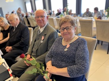 Wieluń: medale za długoletnie pożycie przyznano 42 parom z gminy, kolejna uroczystość jutro