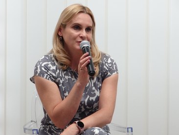 Pisarka Krystyna Mirek gościem biblioteki miejskiej w Wieluniu