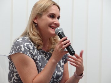 Pisarka Krystyna Mirek gościem biblioteki miejskiej w Wieluniu