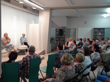 Pisarka Krystyna Mirek gościem biblioteki miejskiej w Wieluniu