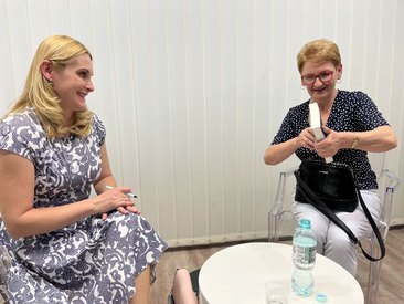Pisarka Krystyna Mirek gościem biblioteki miejskiej w Wieluniu
