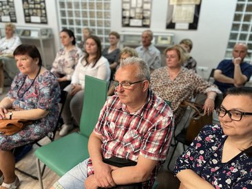 Pisarka Krystyna Mirek gościem biblioteki miejskiej w Wieluniu