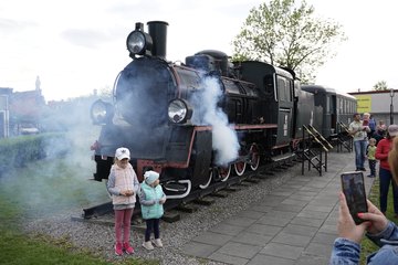 Noc Muzeów w Praszce: nowe wystawy i „ożywiona” ciuchcia