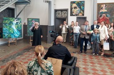 Obrazy Krzysztofa Jackiewicza na Dworcu Kulturalnym w Dąbrowie