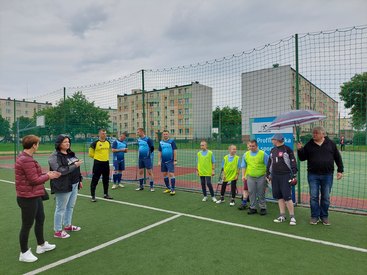 Dzieci i dorośli zagrali w turnieju charytatywnym na orliku