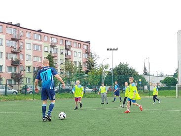 Dzieci i dorośli zagrali w turnieju charytatywnym na orliku