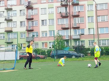 Dzieci i dorośli zagrali w turnieju charytatywnym na orliku