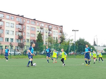 Dzieci i dorośli zagrali w turnieju charytatywnym na orliku