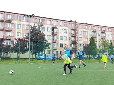 Dzieci i dorośli zagrali w turnieju charytatywnym na orliku
