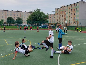Dzieci i dorośli zagrali w turnieju charytatywnym na orliku