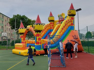 Dzieci i dorośli zagrali w turnieju charytatywnym na orliku