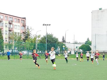 Dzieci i dorośli zagrali w turnieju charytatywnym na orliku