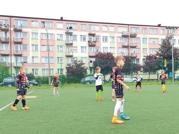 Dzieci i dorośli zagrali w turnieju charytatywnym na orliku