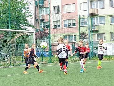 Dzieci i dorośli zagrali w turnieju charytatywnym na orliku