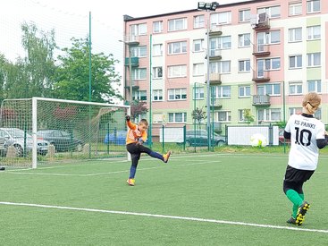 Dzieci i dorośli zagrali w turnieju charytatywnym na orliku