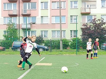 Dzieci i dorośli zagrali w turnieju charytatywnym na orliku