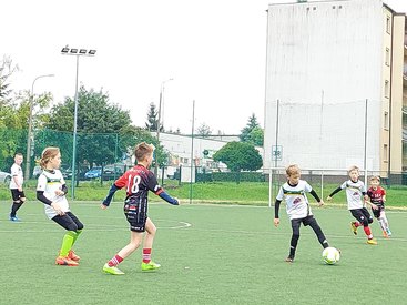 Dzieci i dorośli zagrali w turnieju charytatywnym na orliku