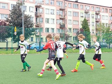 Dzieci i dorośli zagrali w turnieju charytatywnym na orliku