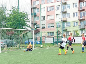 Dzieci i dorośli zagrali w turnieju charytatywnym na orliku