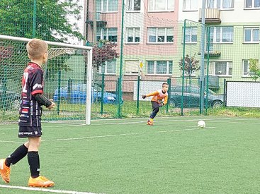 Dzieci i dorośli zagrali w turnieju charytatywnym na orliku