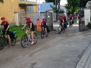 Uczniowie z Gliwic jadą rowerami 700 km, żeby wspomóc hospicjum – pierwszy postój mieli w Wieluniu