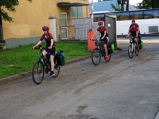 Uczniowie z Gliwic jadą rowerami 700 km, żeby wspomóc hospicjum – pierwszy postój mieli w Wieluniu