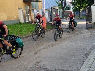 Uczniowie z Gliwic jadą rowerami 700 km, żeby wspomóc hospicjum – pierwszy postój mieli w Wieluniu