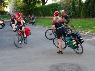 Uczniowie z Gliwic jadą rowerami 700 km, żeby wspomóc hospicjum – pierwszy postój mieli w Wieluniu