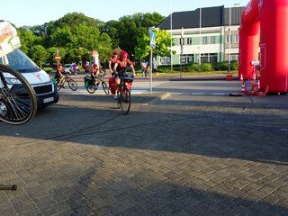 Uczniowie z Gliwic jadą rowerami 700 km, żeby wspomóc hospicjum – pierwszy postój mieli w Wieluniu