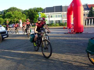 Uczniowie z Gliwic jadą rowerami 700 km, żeby wspomóc hospicjum – pierwszy postój mieli w Wieluniu