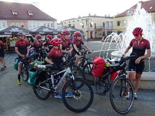 Uczniowie z Gliwic jadą rowerami 700 km, żeby wspomóc hospicjum – pierwszy postój mieli w Wieluniu