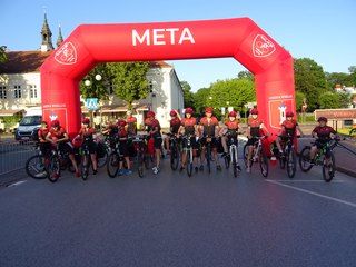 Uczniowie z Gliwic jadą rowerami 700 km, żeby wspomóc hospicjum – pierwszy postój mieli w Wieluniu