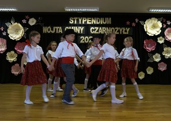 Stypendium wójta gminy Czarnożyły trafiło w tym roku do 49 uczniów