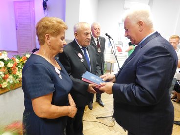 Złote Gody w gminie Ostrówek. Medale prezydenta RP przyznane dla 21 par