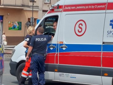 Interwencja służb w centrum Wielunia - w fontannie kąpała się naga kobieta