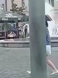 Interwencja służb w centrum Wielunia - w fontannie kąpała się naga kobieta